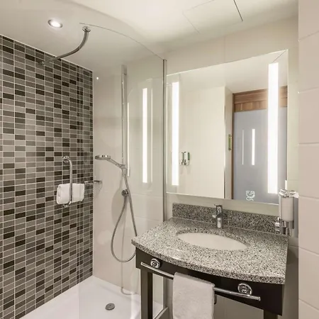 Hotel Hampton By Hilton West