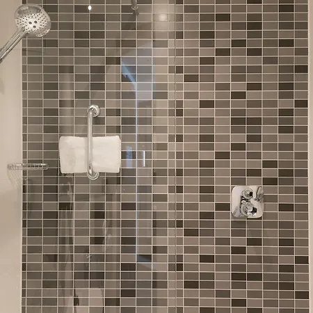 Hampton By Hilton West מלון