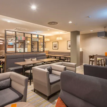Hotel Hampton By Hilton West