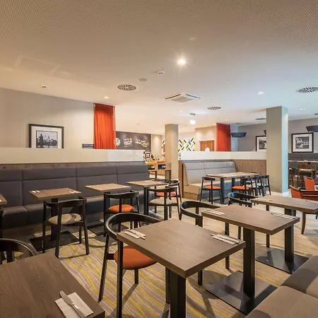 Hotel Hampton By Hilton West