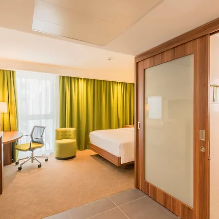 Hotel Hampton By Hilton West
