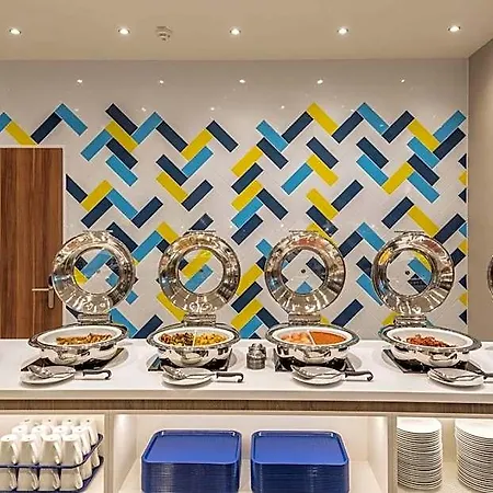 Hotel Hampton By Hilton West 3*