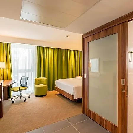 Hotel Hampton By Hilton West