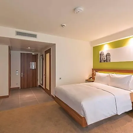 Hotel Hampton By Hilton West