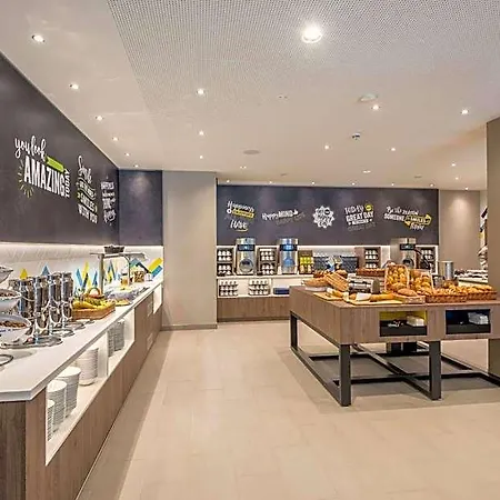 Hotel Hampton By Hilton West