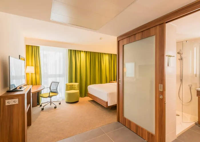 Hampton By Hilton West