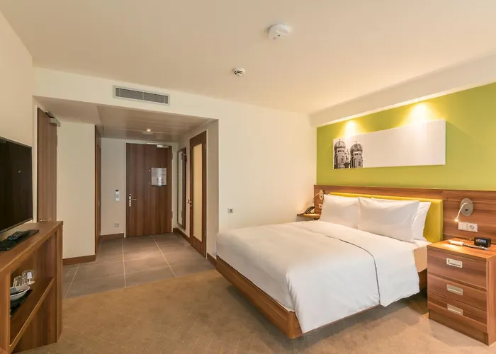 Hampton By Hilton West 3* München