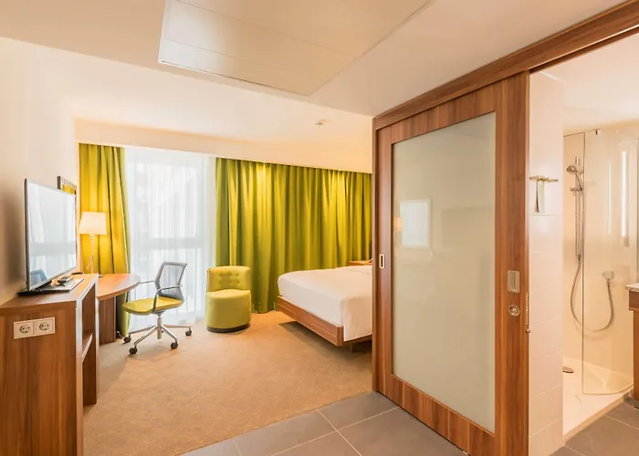 Hotel Hampton By Hilton West